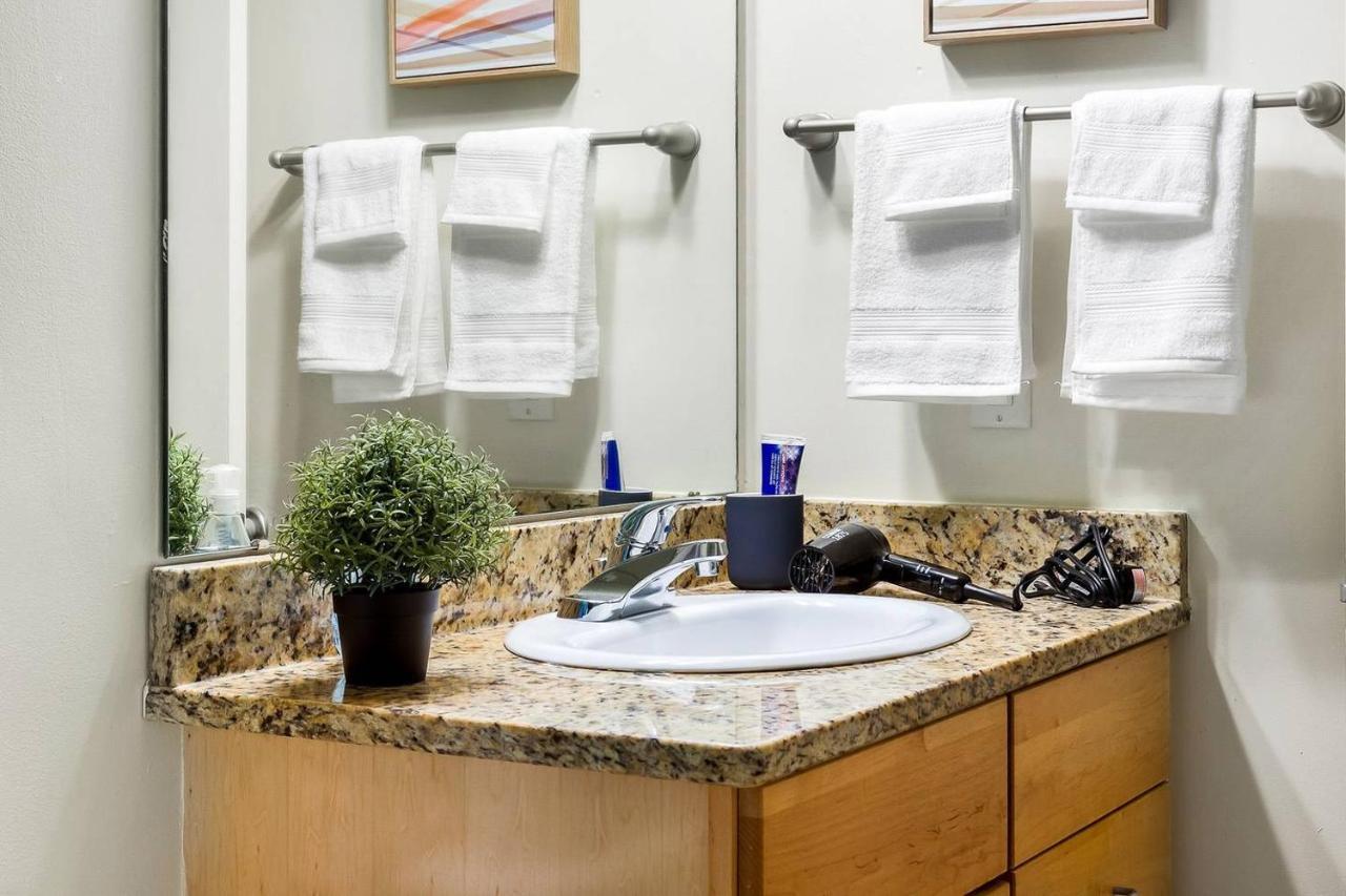 Trifecta 2br Free Parking Modern Superhost Durham